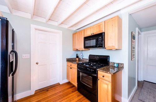 Union Pier House | Lake Escape - Private Hot Tub - Short Walk to Beautiful Berrien Street Beach 🏖️☀️😎