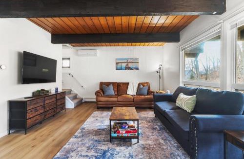 Como House | Lake Geneva Cozy Retreat – Game Room, Sleeps 16, Walk to Lake Como