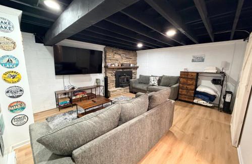 Como House | Lake Geneva Cozy Retreat – Game Room, Sleeps 16, Walk to Lake Como