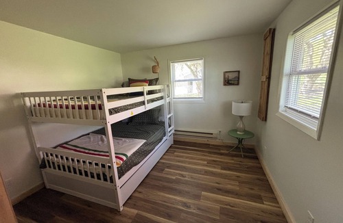 Richmond Cabin | Lake house with Cabin feel! flat beach and great fishing!