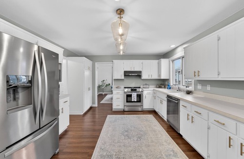 Racine House | Lake Michigan Getaway! Lake Views, 4BR/3BA, Walk to Beach in Quiet Neighborhood