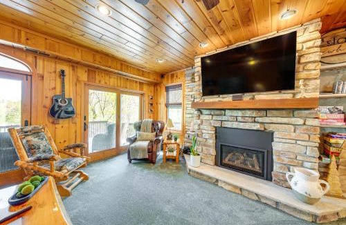 Elkhorn House | Lake Wandawega Retreat: Canoe, Fishing & Fire Pit!