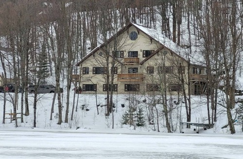 Upson House | LAKEFRONT 2-bedroom Chateau Getaway at Whitecap Mountains Resort Unit 3