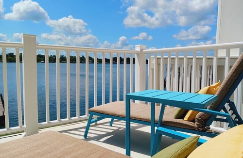 New Roads House | Lakefront| 2 LRs & porches| Pier| King-Qn-2 twins