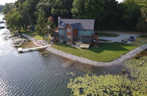 Brooklyn House | Lakefront 270 view, beach, hot tub, wineries! Fall is gorgeous here - BOOK NOW!