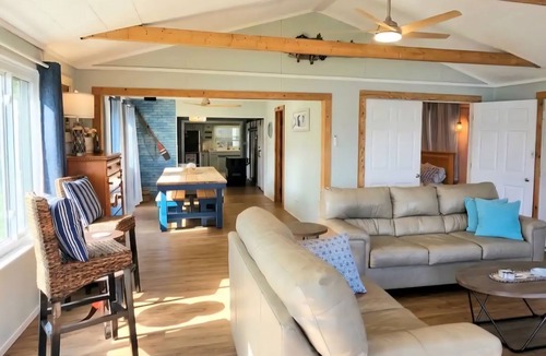 Lupton House | Lakefront 3BR Fishing, Bonfires and Sunsets - Kayaks Included