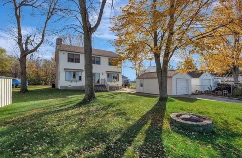 Winneconne House | Lakefront 6-bedroom lake house with AC in welcoming Winneconne