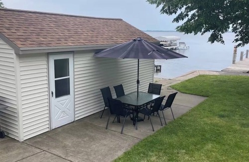 Winneconne House | Lakefront 6-bedroom lake house with AC in welcoming Winneconne