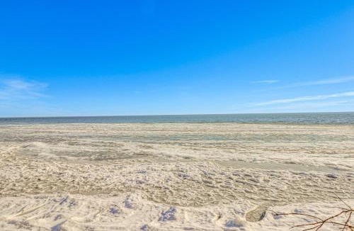 Aitkin House | Lakefront Aitkin Home w/Sunroom: Walk to Beach!