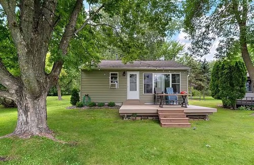 Lindstrom Cabin | Lakefront Cabin - Paddleboat, Paddleboards & Fishing Dock Included. Pet friendly