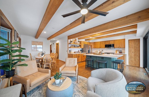 Honey Creek House | Lakefront Getaway, Swim, Laugh, Family Fun for all! Close to Kettle Moraine