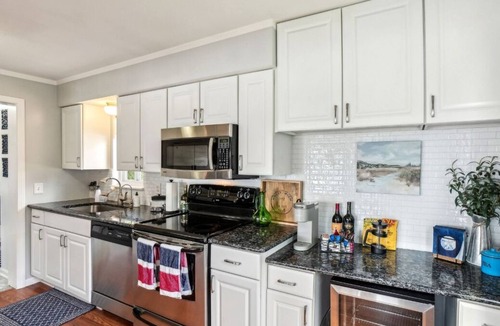 Holly House | Lakefront Home Near Renaissance Festival in Holly