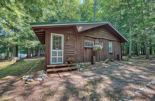 Levering Cabin | Lakefront Retreat: Private Beach, Kayaks & Fire