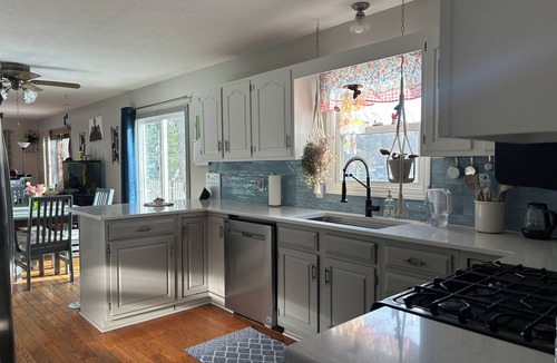 Mayfield House | Lakehouse Escape Private Beach, Waterfront Retreat. Close to Traverse City