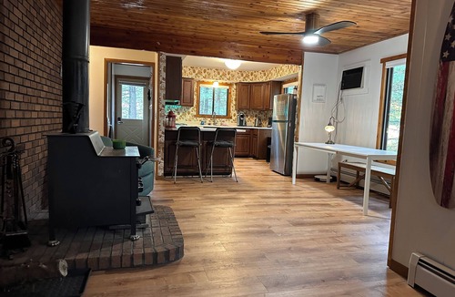 St. Helen House | Lakehouse Sleeps 11, Golf, Trails, Lake, Fireplace, True 4-Season