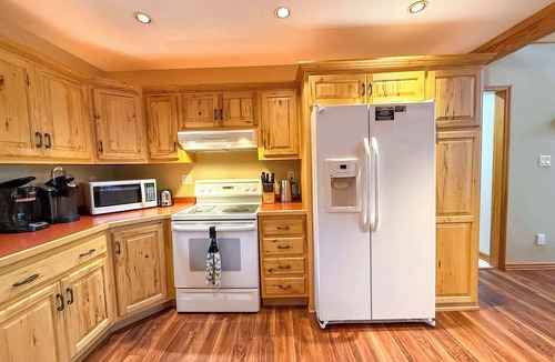 Wakefield House | Lakeside Oasis on Chaney Lake *In-Floor Heating*