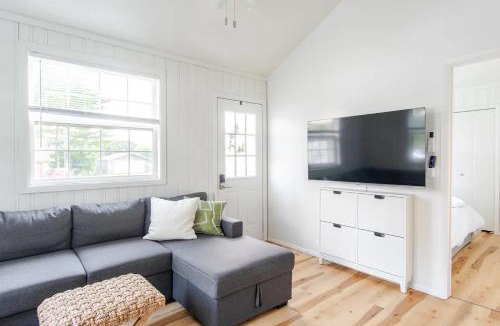 Hartland House | Lakeside Retreat, Cozy 2BD Cottage with Firepit Close to the Lake