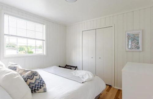 Hartland House | Lakeside Retreat, Cozy 2BD Cottage with Firepit Close to the Lake