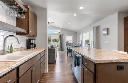 Green Bay House | Lambeau House: Sleeps 14, Fun Garage