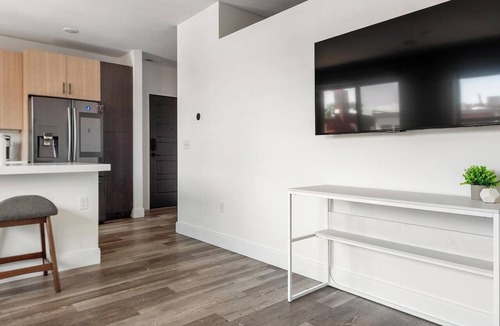 DeBaliviere Place Apartment | Landing | Incredible 1BD, Gym, Yoga Studio