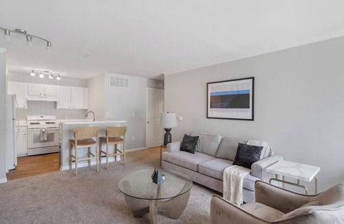 West Dundee Apartment | Landing | Stunning 1BD, Tennis Court, Gym