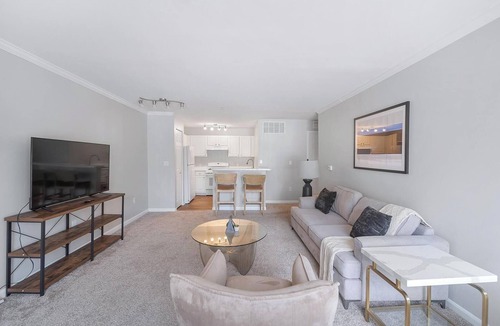 West Dundee Apartment | Landing | Stunning 1BD, Tennis Court, Gym