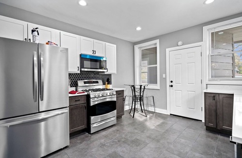 Chicago House | Large 5BR Retreat. Perfect for Long Stays & Groups