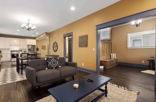 Hanover Place House | Large Home Sleeps 9 Near Plaza, Dogs Ok