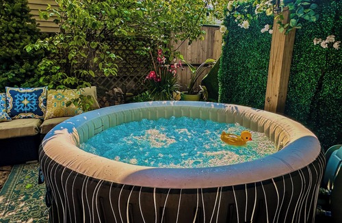 West Town House | Last-Minute Chicago home with Rooftop Views +Private HOT TUB -Garage-Sleeps 12