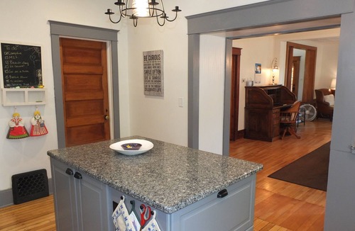 Frankfort House | Leelanau Cottage - BEAUTIFULLY RENOVATED & HISTORIC! / WALK TO BEACH & DOWNTOWN!