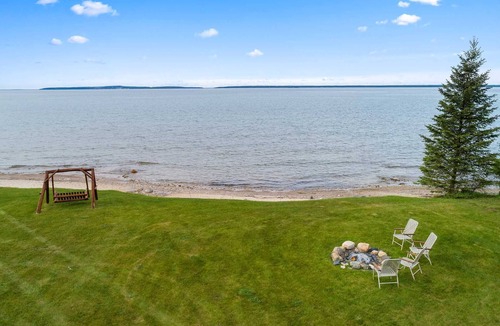 Cheboygan House | Lem's Paradise #1 | 300+ ft Lake Huron Shoreline & Mackinac Views