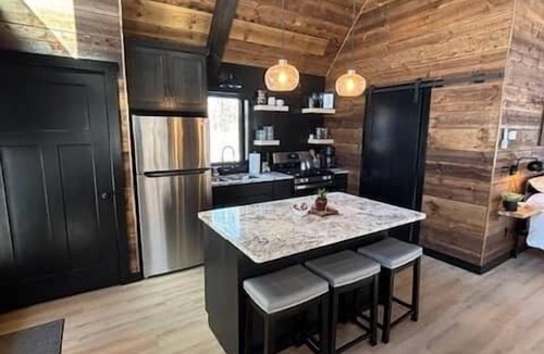 Jenkins Cabin | Little Agate. Cabin in woods. Sauna/Wood fireplace/Pets ok.