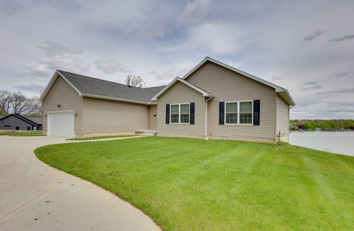 Grass Lake House | Little Wolf Lake Retreat/All sports lake!