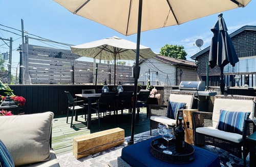 West Town House | Live Like a Local. 10min walk to Train. Rooftop+Garage. 3-Level Spacious Retreat