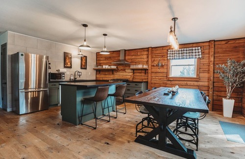 Bourbon Cabin | Log Cabin on 10 Acres | Fire Pit & Pets Welcome