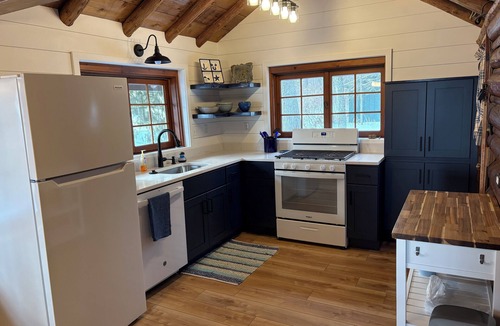 Au Gres Cottage | LogginOut Cottage 3-bedroom cottage in tranquil Au Gres with lots of sandy beach