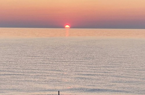 Au Gres Cottage | LogginOut Cottage 3-bedroom cottage in tranquil Au Gres with lots of sandy beach
