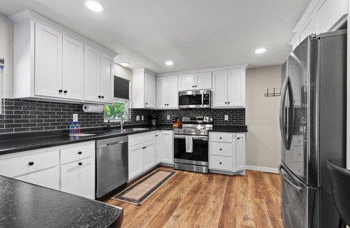 Green Bay House | Lombardi 5BR Pool House & Hot Tub