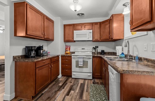 Green Bay House | Longsnap Langlade- King & Roomy! 12 Min. walk to Titletown District