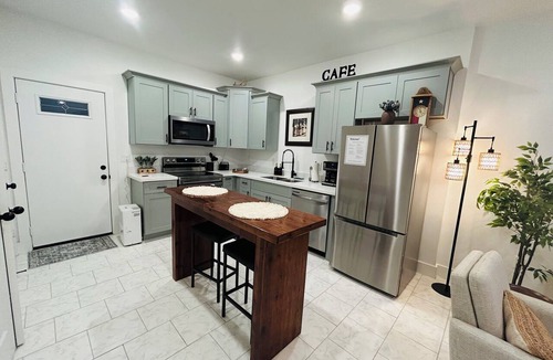 Foster Place House | Lovely 2-bedroom townhome -NRG stadium, Medical Center