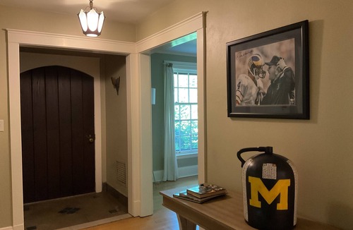Angell House | Lovely Furnished 4BD close to Campus and Hospital in Town >30 day stays only
