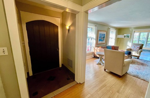 Angell House | Lovely Furnished 4BD close to Campus and Hospital in Town >30 day stays only