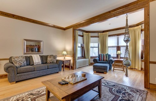 Rogers Park Apartment | Lovely Near Loyola - Enjoy the Wonderful Outdoor Space and Sun Room - Room for the Whole Crew apts