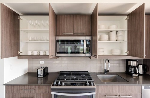 West Loop Apartment | Lovely West Loop 2BR w/W/D, Gym & Lounge, nr L, by Blueground