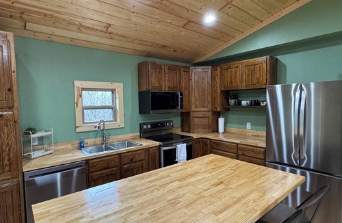 Steelville Cabin | Lucky Clover Cabin-Private Getaway 10 minutes from I-44 and Close to Floating