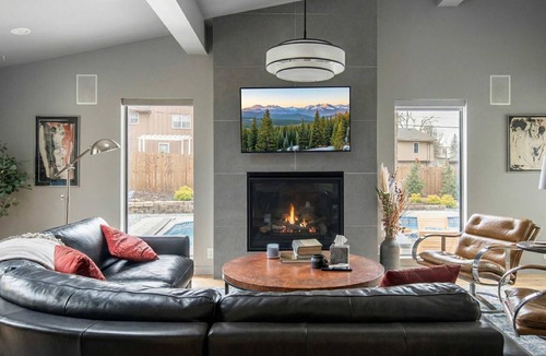 South Kansas City House | Luxe 3000sqft Heated Pool Oasis in Kansas City