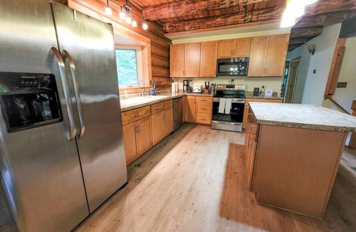 Paris Cabin | Luxe Log Chalet | Sauna, River, Fire, Kayaks/Tubes