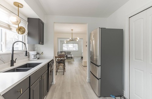 Beverly Hills House | Luxurious 2 bedroom 2 queen bed house 5 minutes from downtown Birmingham