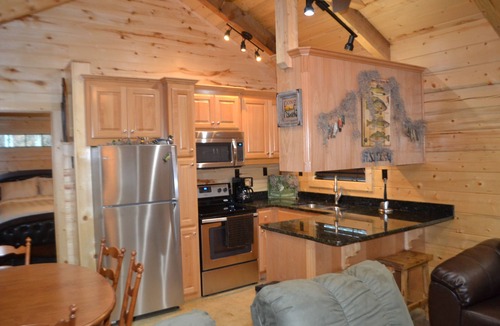Shreveport Cabin | Luxurious Romantic Log Cabin North of Shreveport