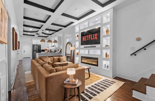South Shore House | Luxury 4BR Home with Spa Tub & fire place Near UChicago & Obama Center